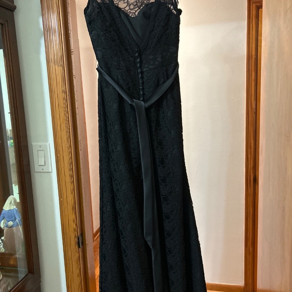 Black gown - Picture 2 of 4